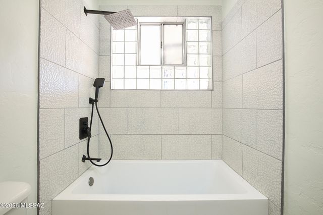 8201 E Lynch Place, Tucson, AZ 85710