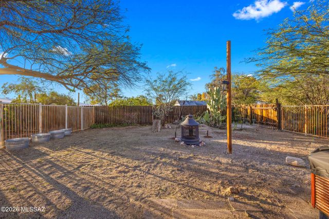 8201 E Lynch Place, Tucson, AZ 85710