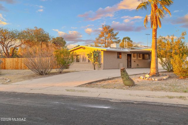 8201 E Lynch Place, Tucson, AZ 85710