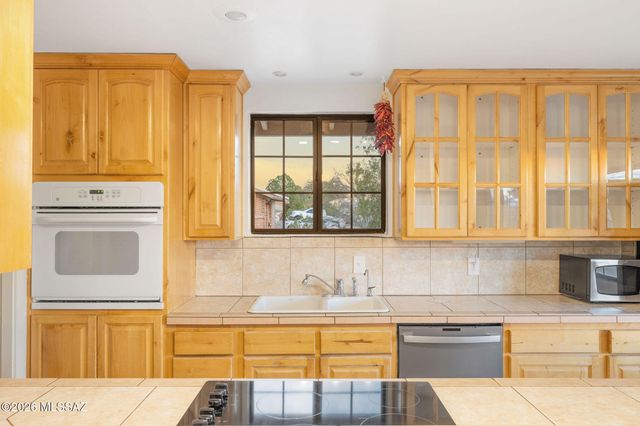 8201 E Lynch Place, Tucson, AZ 85710