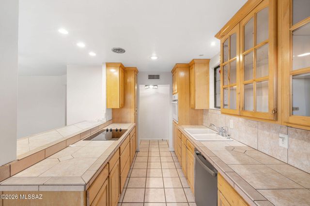 8201 E Lynch Place, Tucson, AZ 85710