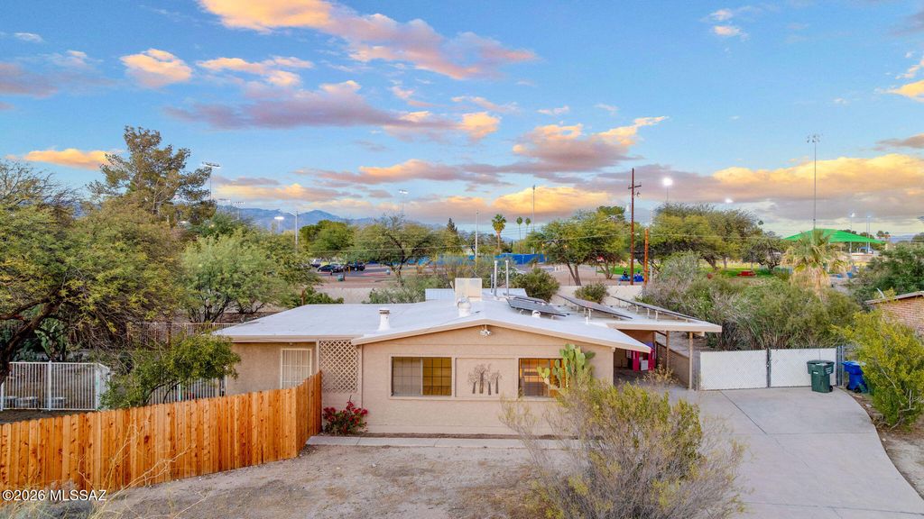8201 E Lynch Place, Tucson, AZ 85710