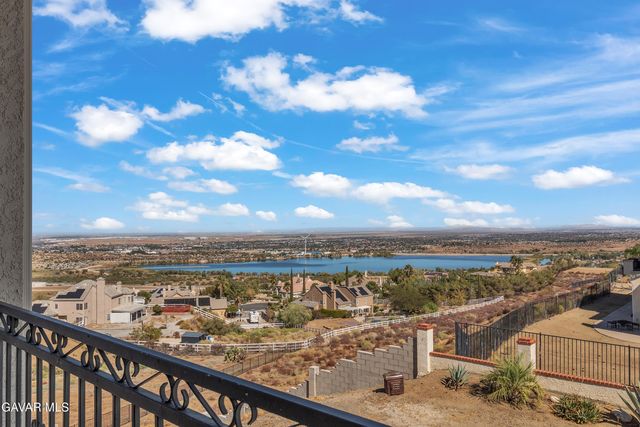 345 Lakeview Drive, Palmdale, CA 93551