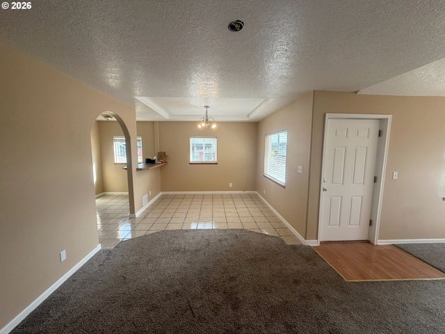 825 YALE Ave, Gladstone, OR 97027
