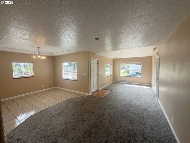 825 YALE Ave, Gladstone, OR 97027