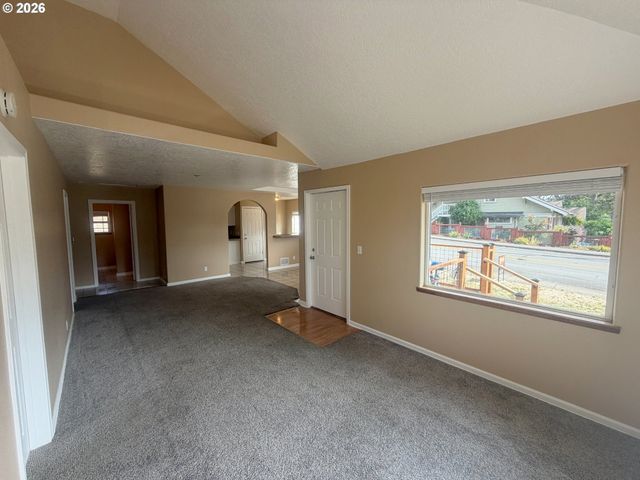 825 YALE Ave, Gladstone, OR 97027