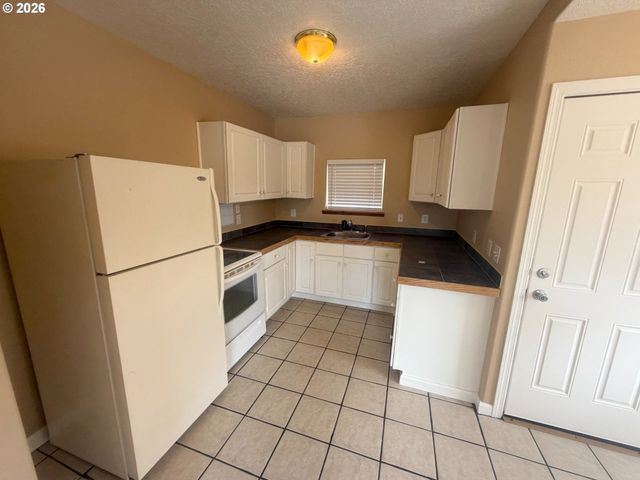 825 YALE Ave, Gladstone, OR 97027
