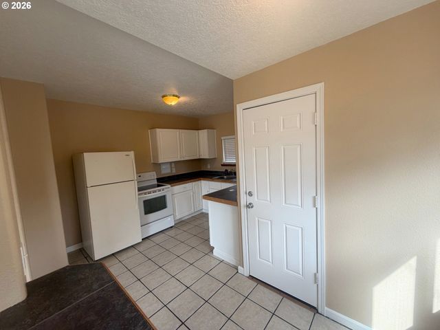 825 YALE Ave, Gladstone, OR 97027