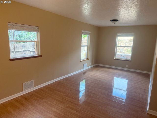 825 YALE Ave, Gladstone, OR 97027