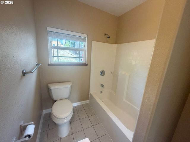 825 YALE Ave, Gladstone, OR 97027