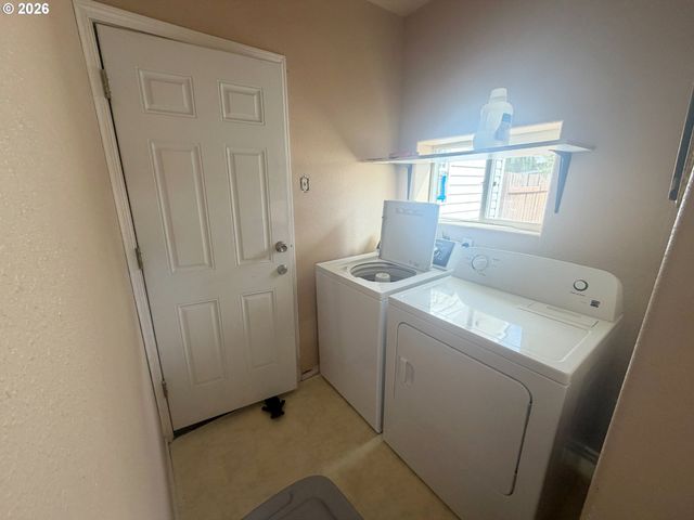 825 YALE Ave, Gladstone, OR 97027