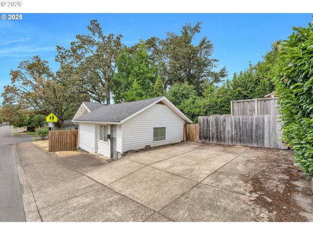 825 YALE Ave, Gladstone, OR 97027