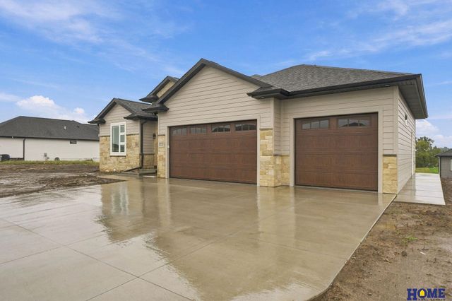 8720 Honeybee Lane, Lincoln, NE 68526