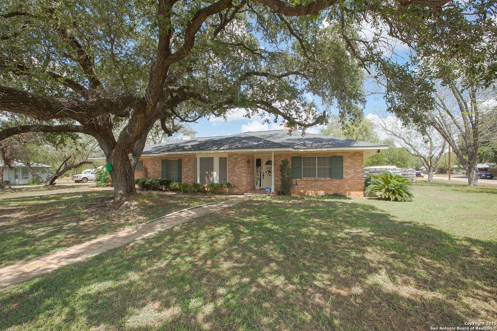 1017 E Trinity, Pearsall, TX 78061