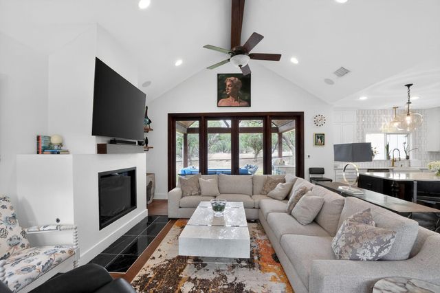 270 Rambling Oaks DR, Wimberley, TX 78676