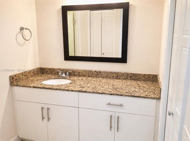 405 LAKEVIEW DR 202, Weston, FL 33326