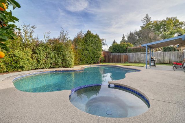 1410 Mallard Ln, Roseville, CA 95661