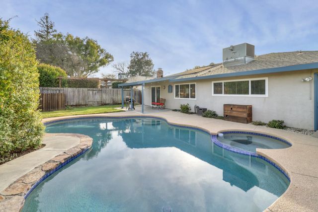 1410 Mallard Ln, Roseville, CA 95661