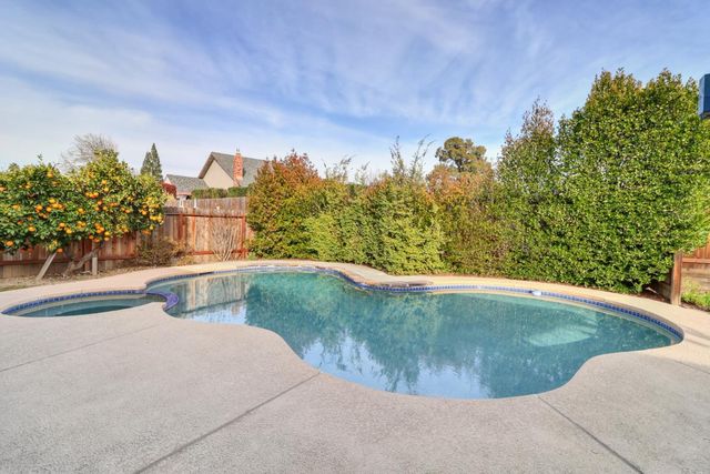 1410 Mallard Ln, Roseville, CA 95661