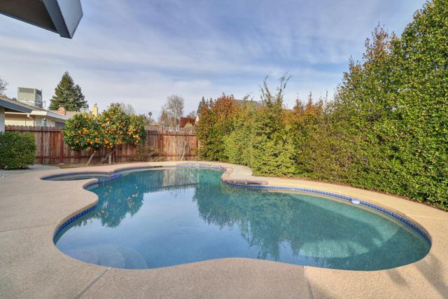 1410 Mallard Ln, Roseville, CA 95661