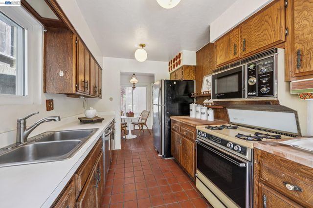 3231 Wisconsin St, Oakland, CA 94602