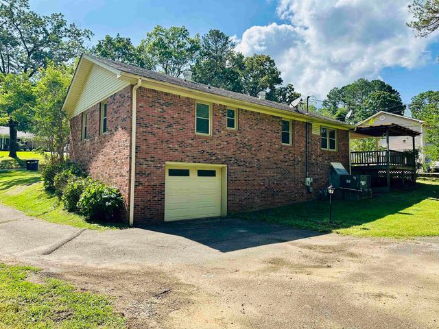 301 SHANNA DR, Selmer, TN 38375