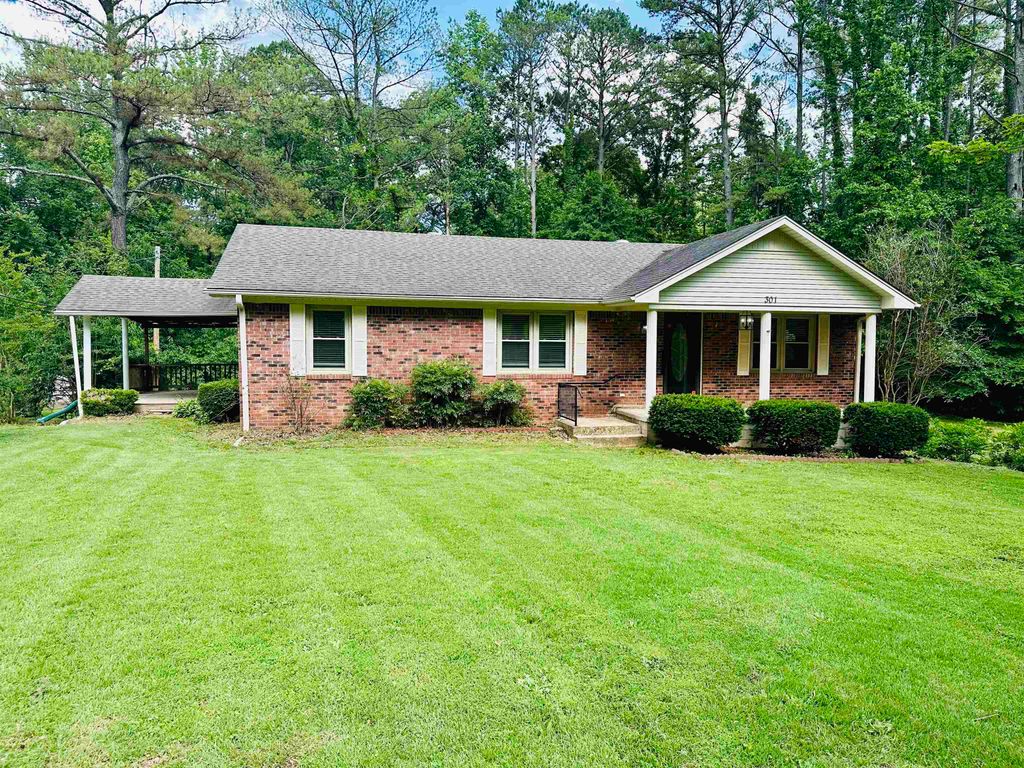 301 SHANNA DR, Selmer, TN 38375