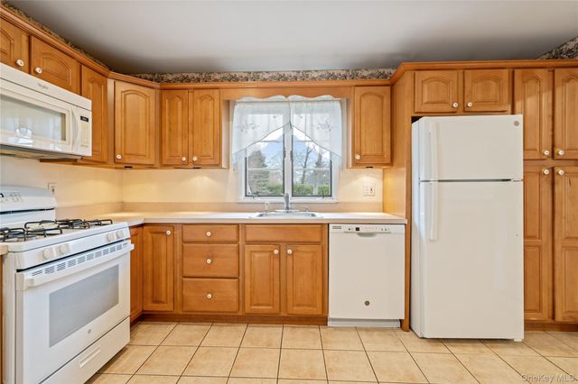 307 6th Avenue, Saint James, NY 11780