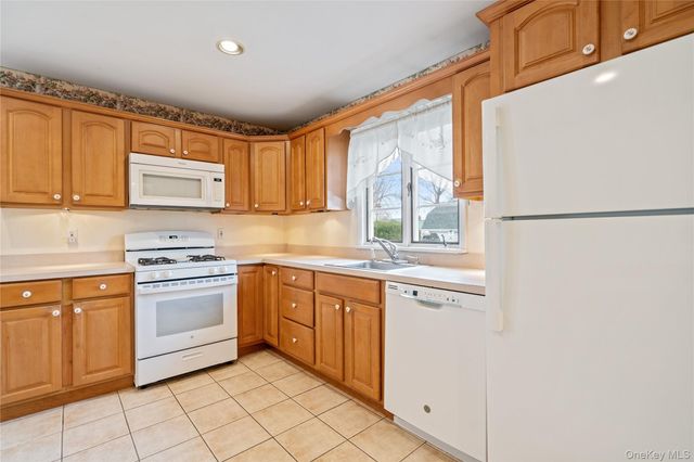 307 6th Avenue, Saint James, NY 11780
