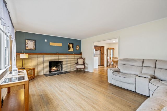 307 6th Avenue, Saint James, NY 11780