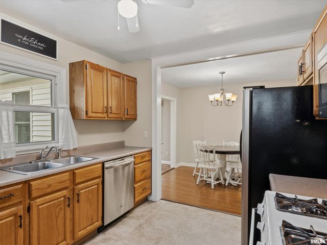 2405 S COLLEGE Street, Springfield, IL 62704