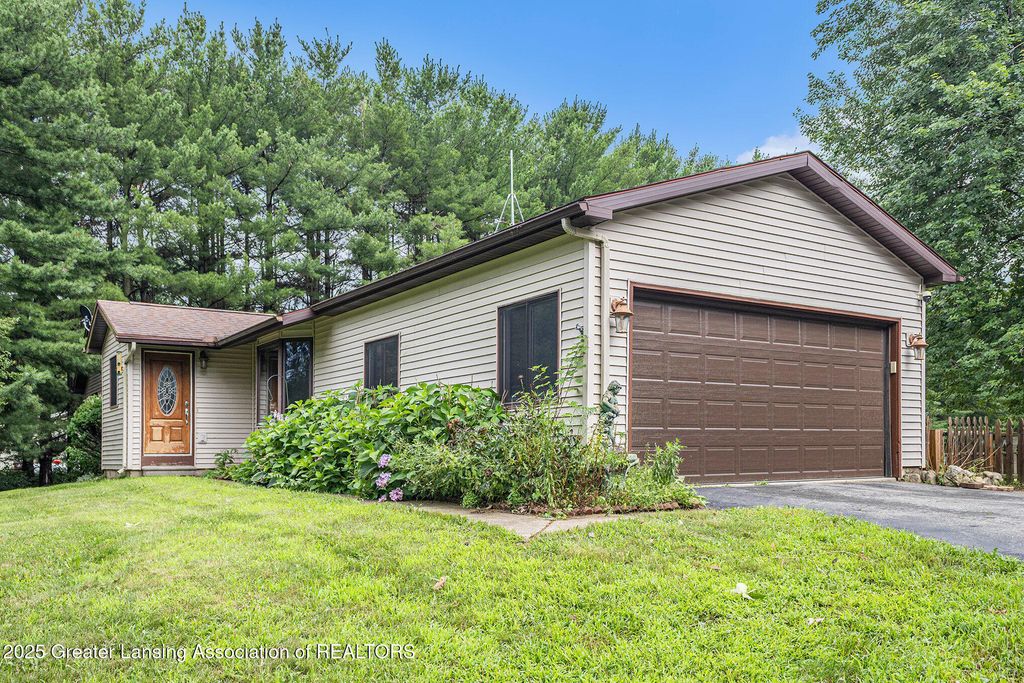 6494 Zimmer Road, Haslett, MI 48840