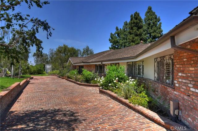 16172 Royal Oak Road, Encino, CA 91436