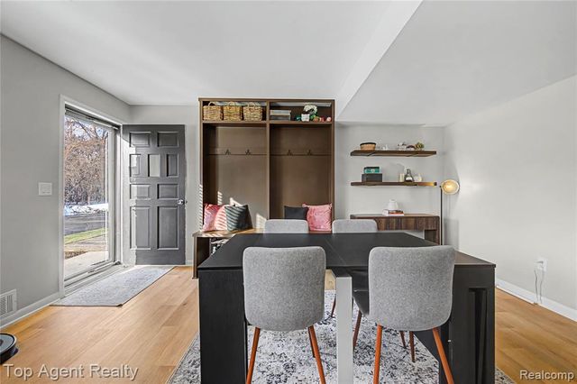 152 E Hickory Grove Road, Bloomfield Hills, MI 48304