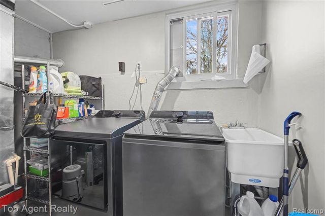 152 E Hickory Grove Road, Bloomfield Hills, MI 48304