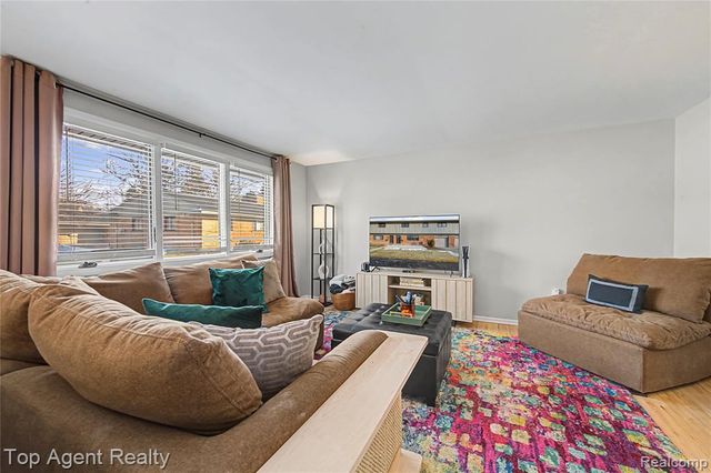 152 E Hickory Grove Road, Bloomfield Hills, MI 48304