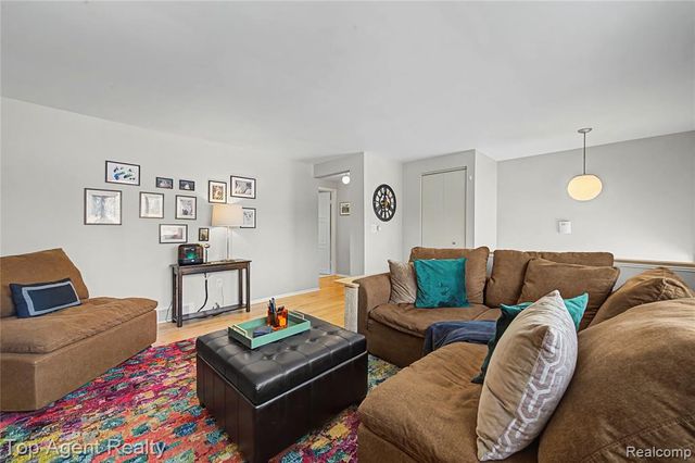 152 E Hickory Grove Road, Bloomfield Hills, MI 48304