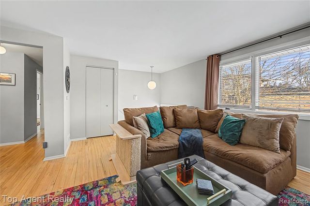 152 E Hickory Grove Road, Bloomfield Hills, MI 48304