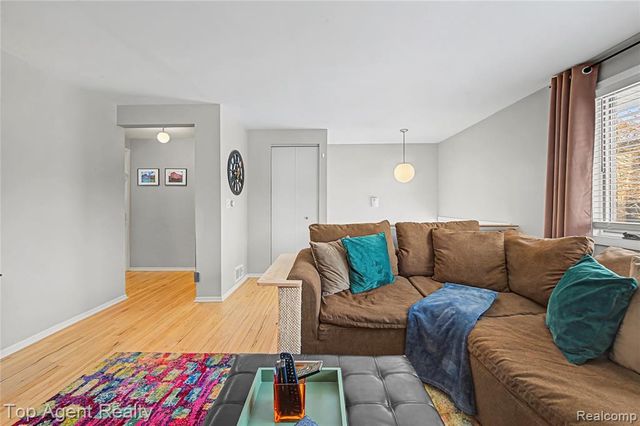 152 E Hickory Grove Road, Bloomfield Hills, MI 48304