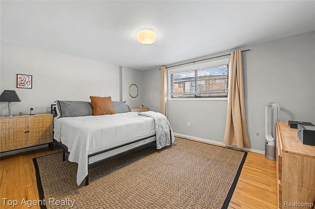 152 E Hickory Grove Road, Bloomfield Hills, MI 48304