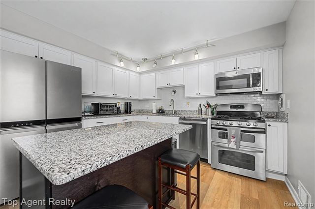 152 E Hickory Grove Road, Bloomfield Hills, MI 48304