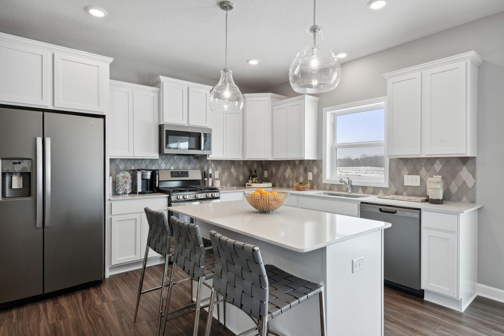 7553 Lower 42nd Street N, Oakdale, MN 55128