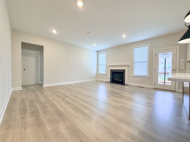 105 Cryer Dr, Gallatin, TN 37066