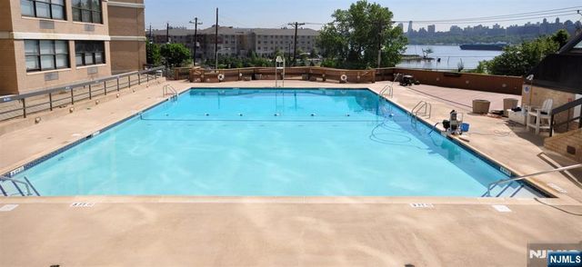 7002 JFK Blvd E 37H, Guttenberg, NJ 07093