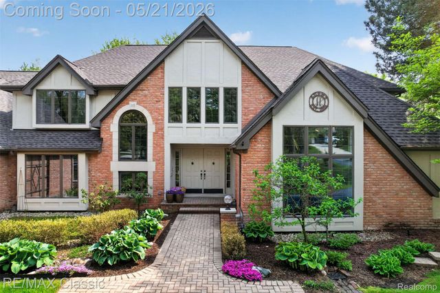115 W Hickory Grove Road, Bloomfield Hills, MI 48304