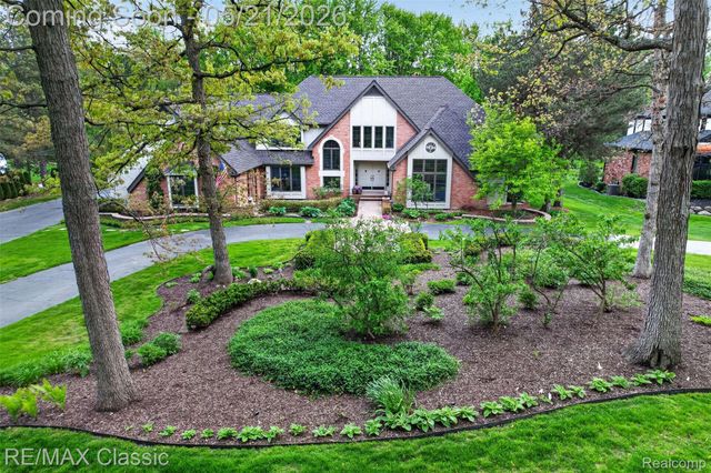 115 W Hickory Grove Road, Bloomfield Hills, MI 48304
