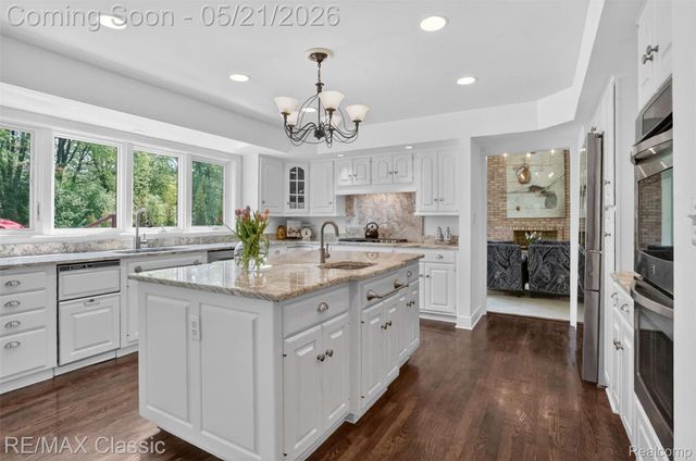 115 W Hickory Grove Road, Bloomfield Hills, MI 48304