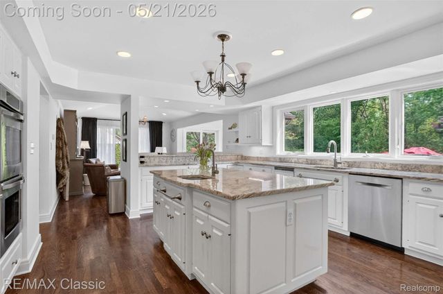 115 W Hickory Grove Road, Bloomfield Hills, MI 48304