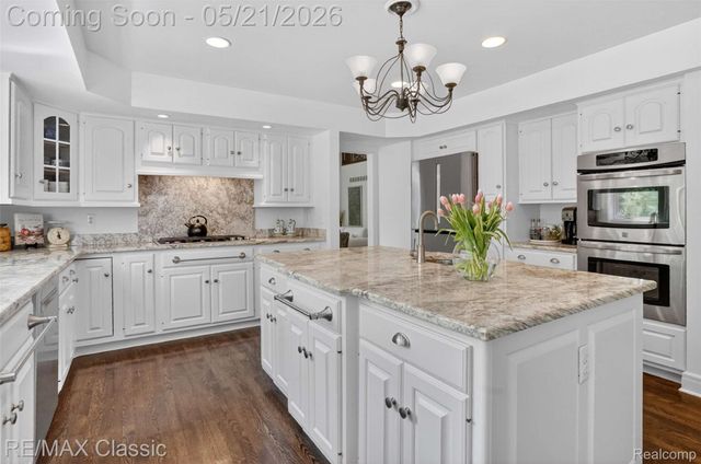 115 W Hickory Grove Road, Bloomfield Hills, MI 48304