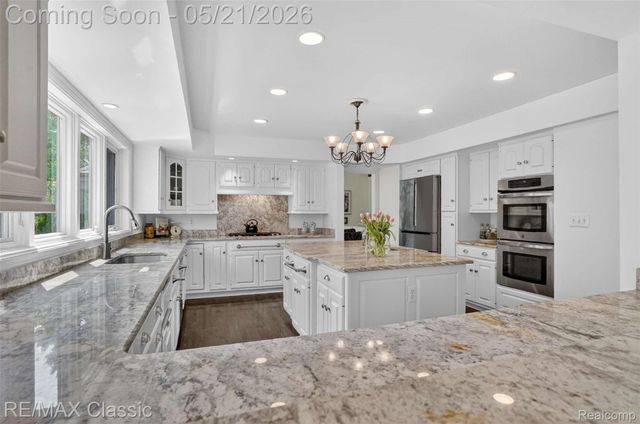 115 W Hickory Grove Road, Bloomfield Hills, MI 48304